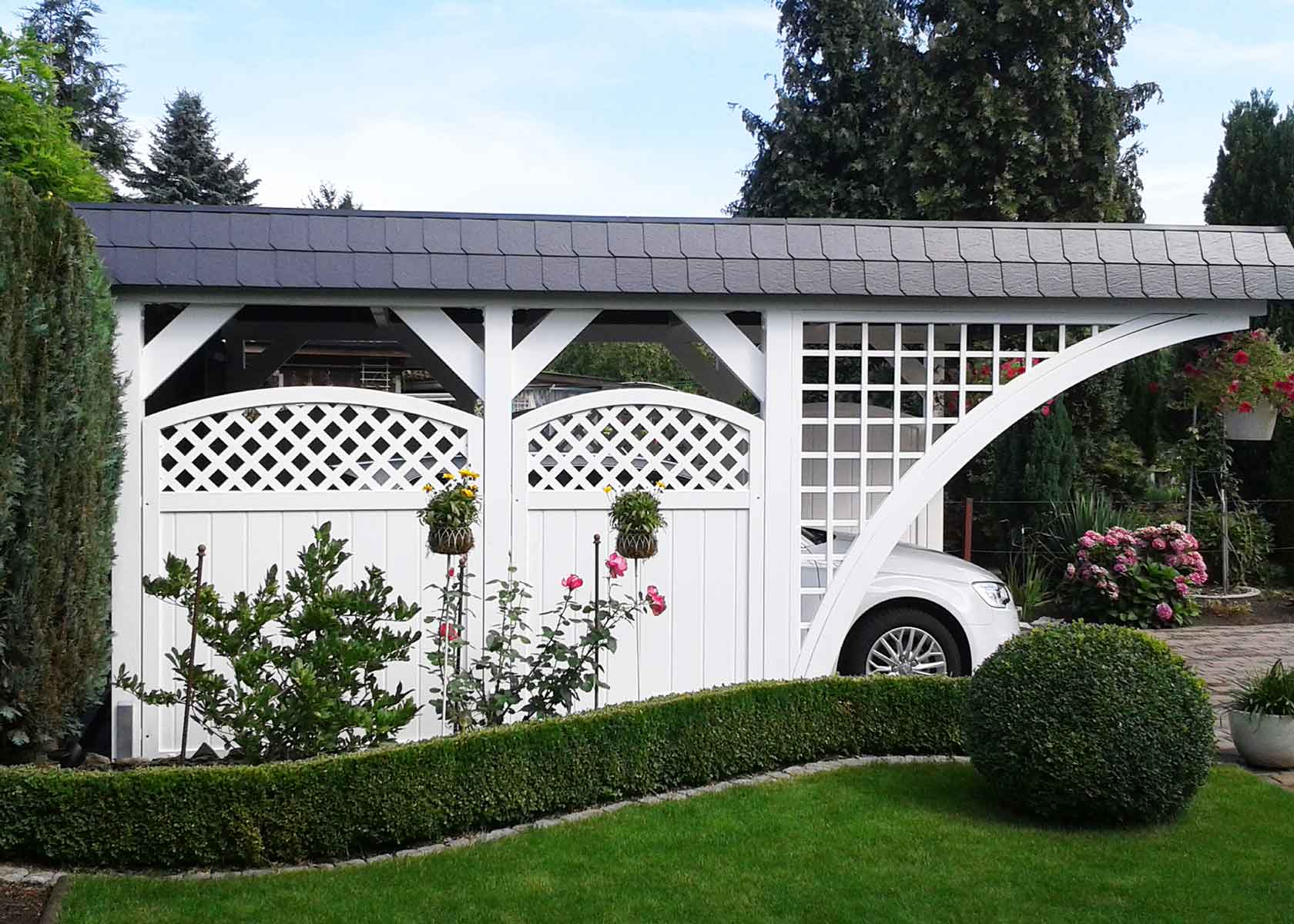 Zierde und Schutz in einem: weiße Carportverkleidung mit Rankgitter und Rundbogen