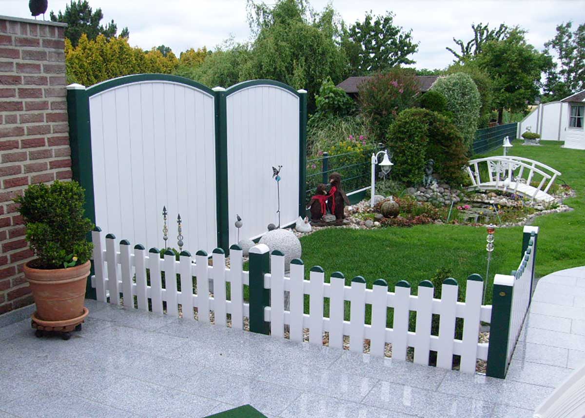 Sichtschutzzaun mit Rundbogen und Lattenzaun – Privatsphäre mit Stil im Garten gestalten