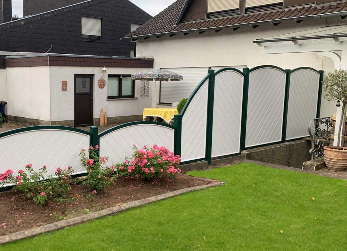 Kunststoff Sichtschutz mit Oberbogen – Weiß trifft Moosgrün