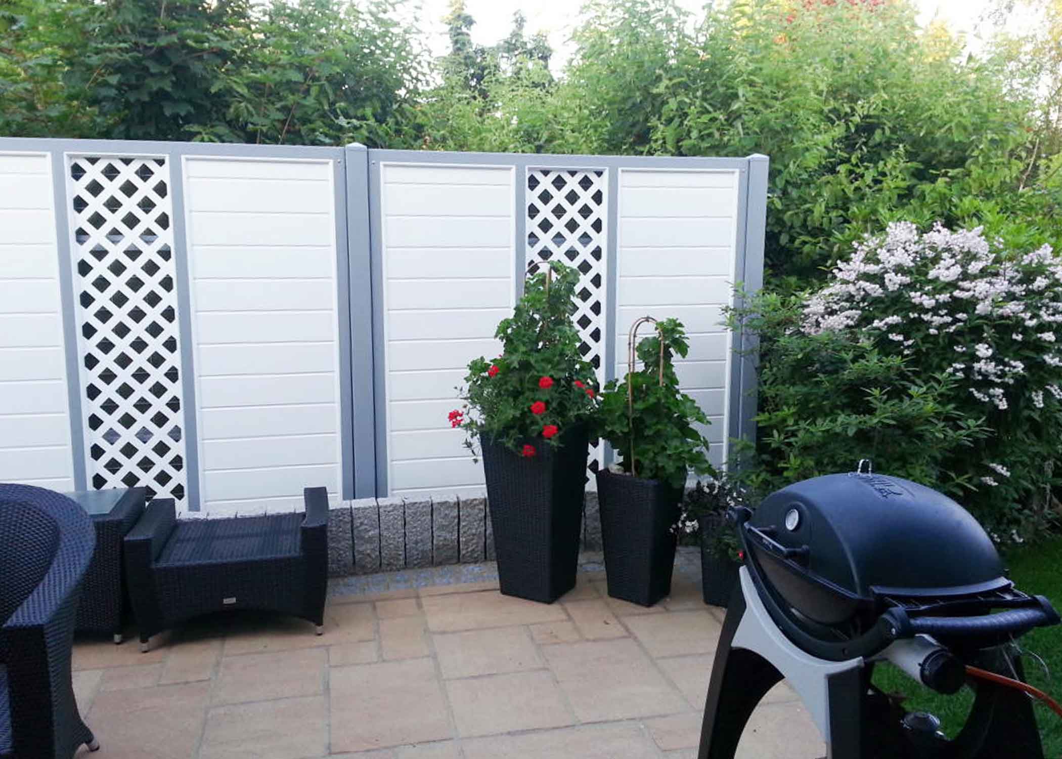 Sichtschutz Terrasse weiß mit Rankgitter und grauem Rahmen: Moderne Eleganz für den Rückzugsort im Grünen