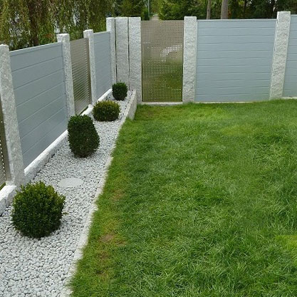 Sichtschutz als Trennwand für den Garten mit Steinsäulen und Kunststoffelementen in Grau