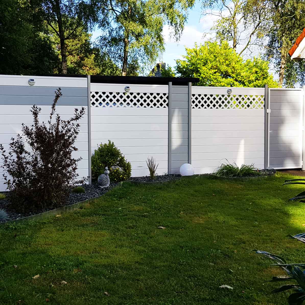 Sichtschutzzaun im Garten lange Trennwand aus Kunststoff mit weißen und grauen Elementen