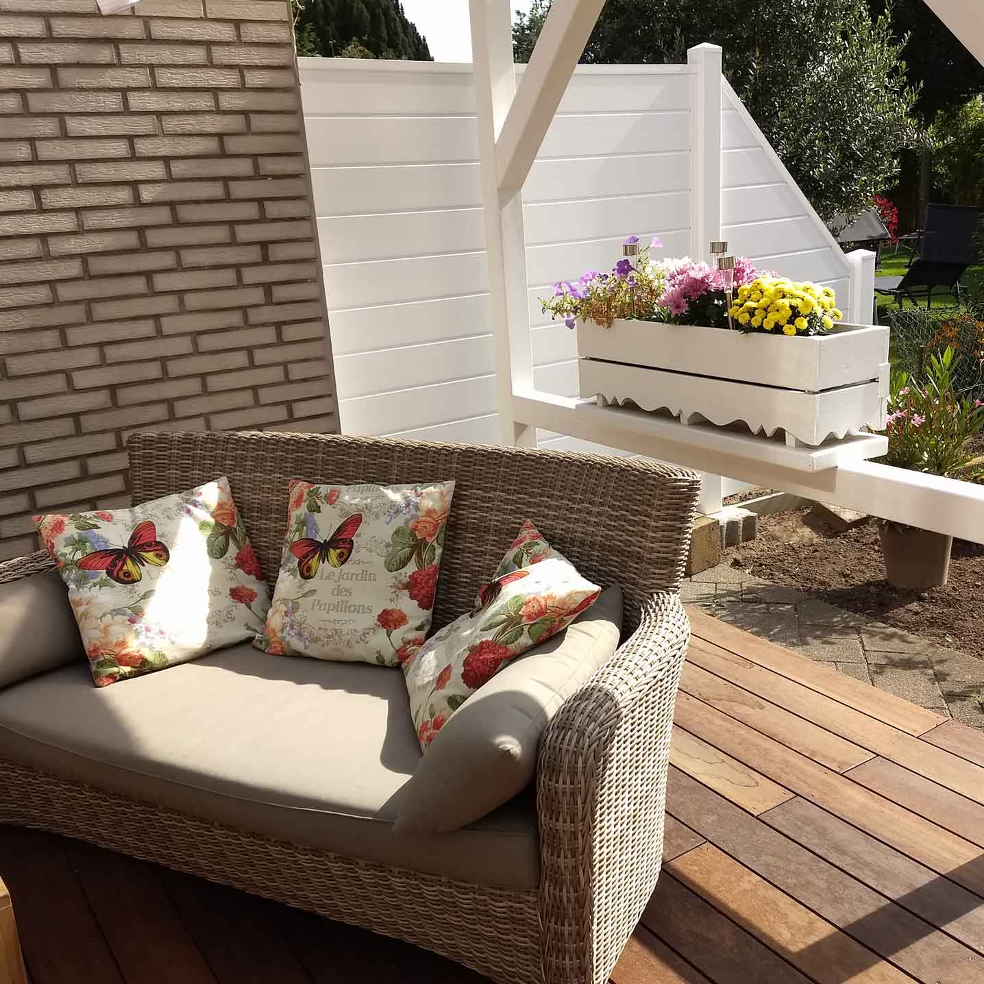 Sichtschutz auf Terrasse im Garten in weiß aus Kunststoff Landhaus