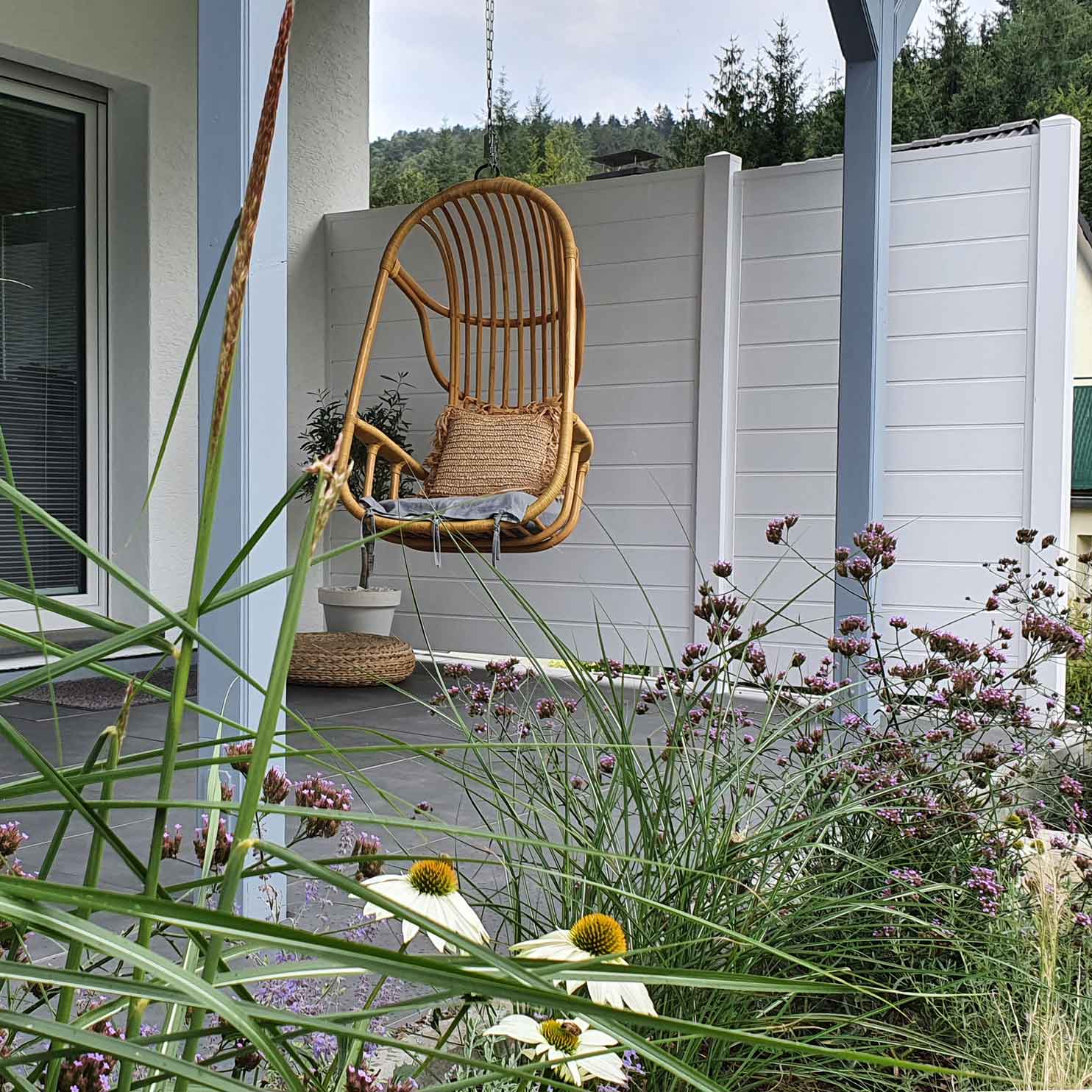 Sichtschutz auf Terrasse im Garten in weiß aus Kunststoff Landhausstil