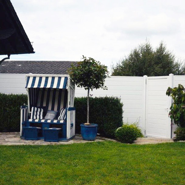 Sichtschutz in weiß aus Kunststoff im Garten mit Strandkorb maritim