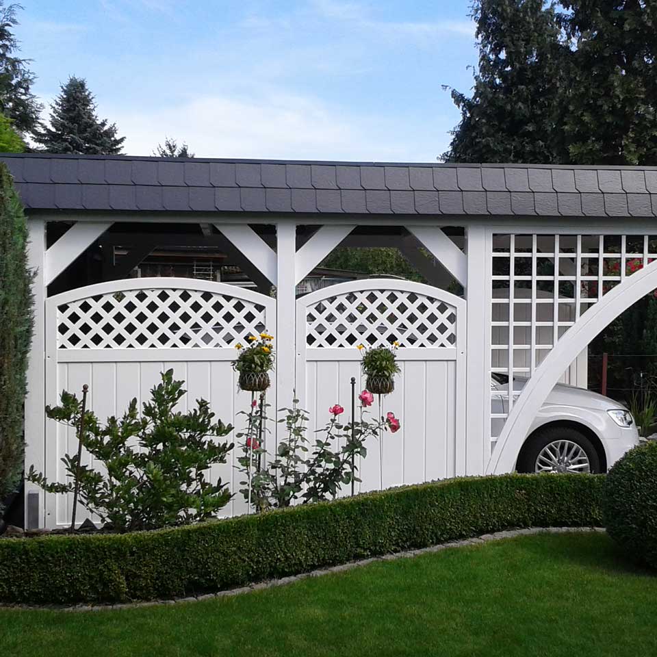 Sichtschutzwand mit Oberbogen aus Rankgitter als Seitenwand an einem Carport aus hochwertigen Kunststoff in weiß