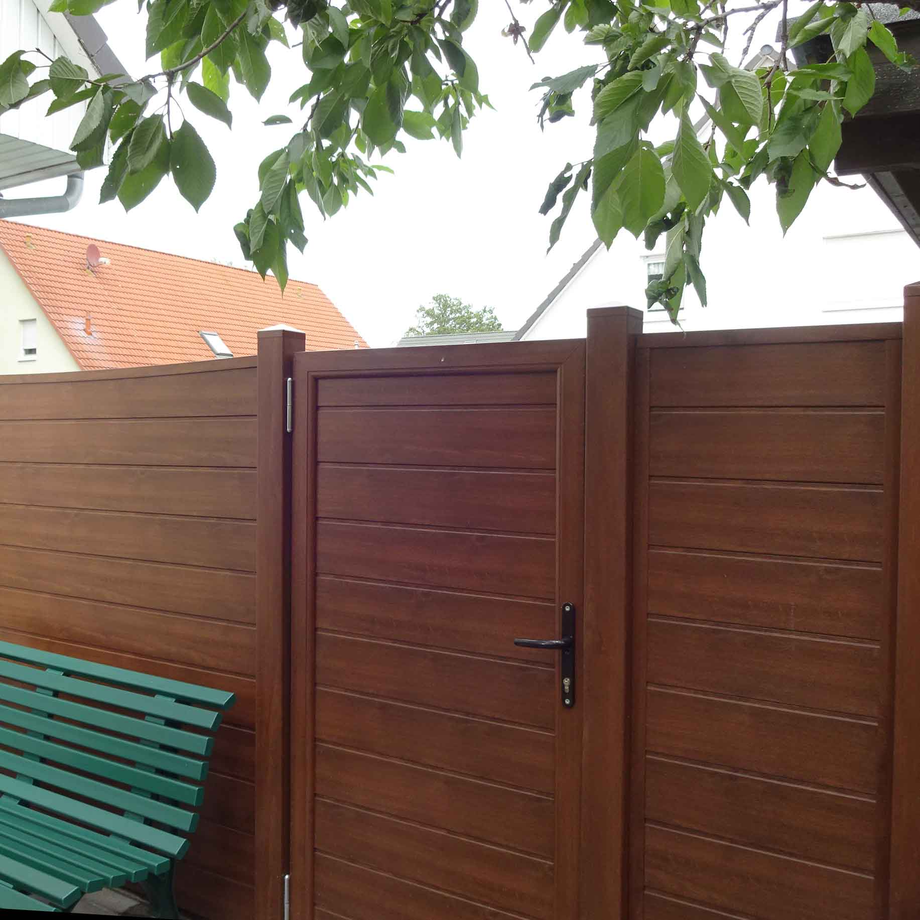 Sichtschutztür in Holzoptik Golden Oak mit Sichtschutzzaun