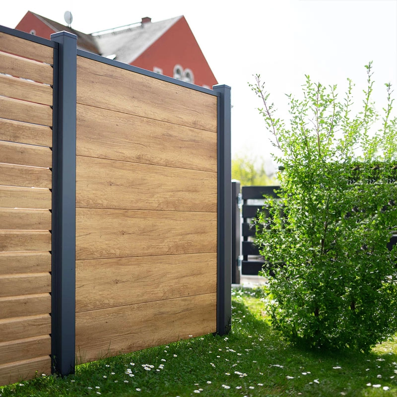 Sichtschutzzaun mit Spalt / Rhomusgitter am Pool in Holzoptik und Anthrazit