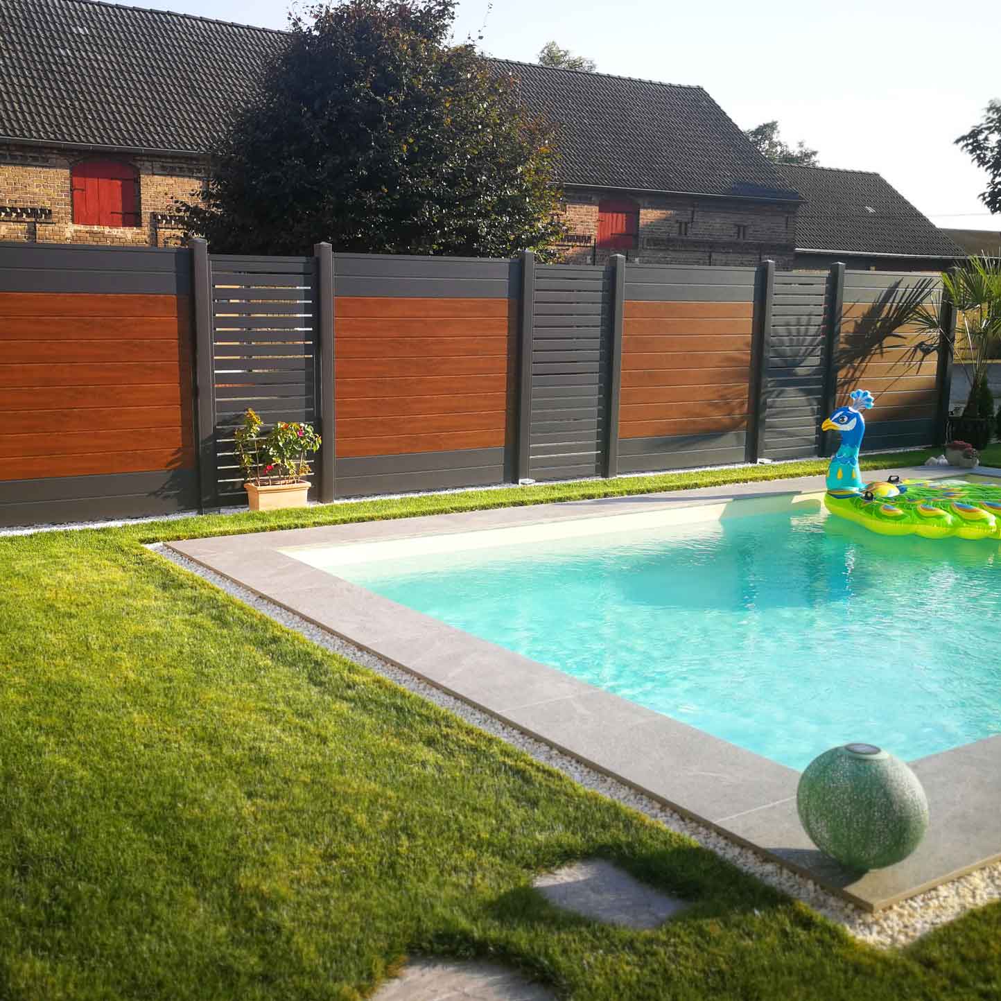 Sichtschutzwand in Golden Oak und  Anthrazit aus Kunststoff PVC im Garten um einen Pool