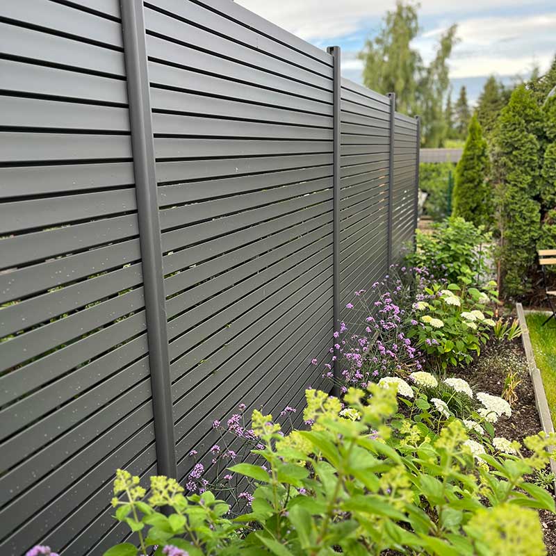 Sichtschutzwand mit Rhombusgitter aus Aluminium in Grau und Anthrazit