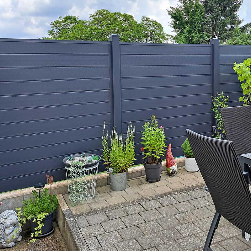 Sichtschutzwand mit passenden Gartenzaun in Anthrazit