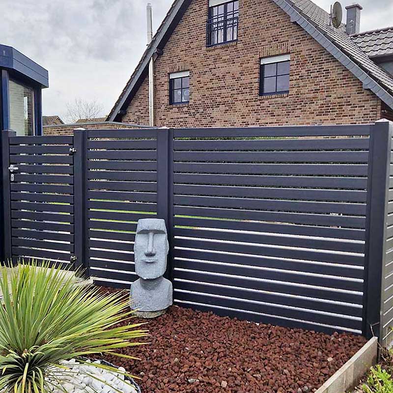 Sichtschutzzaun um eine Terrasse mit Spaltelementen in Grau und Anthrazit