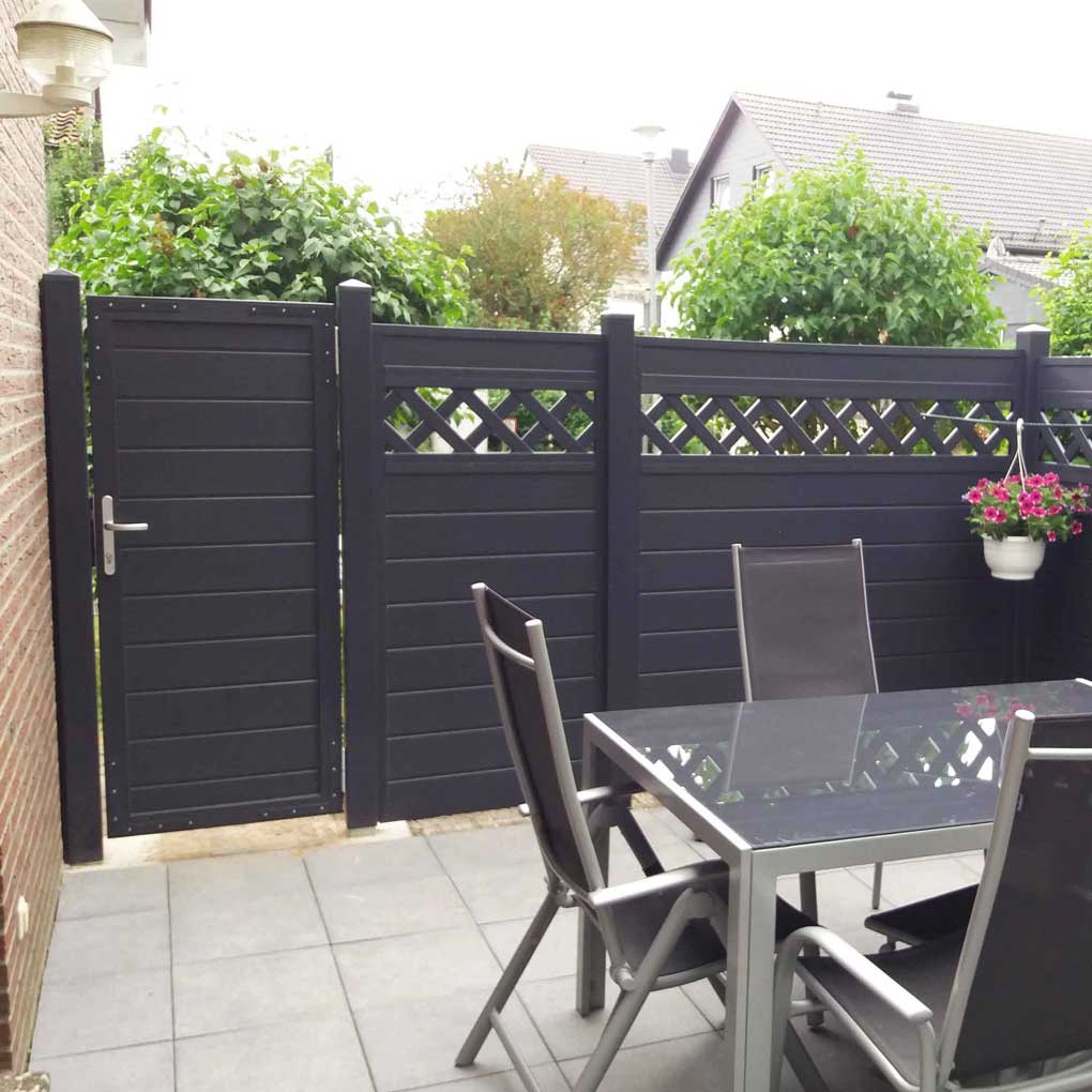 Sichtschutzzaun mit Rankgitter und Tür aus Kunststoff PVC in Anthrazit auf Terrasse