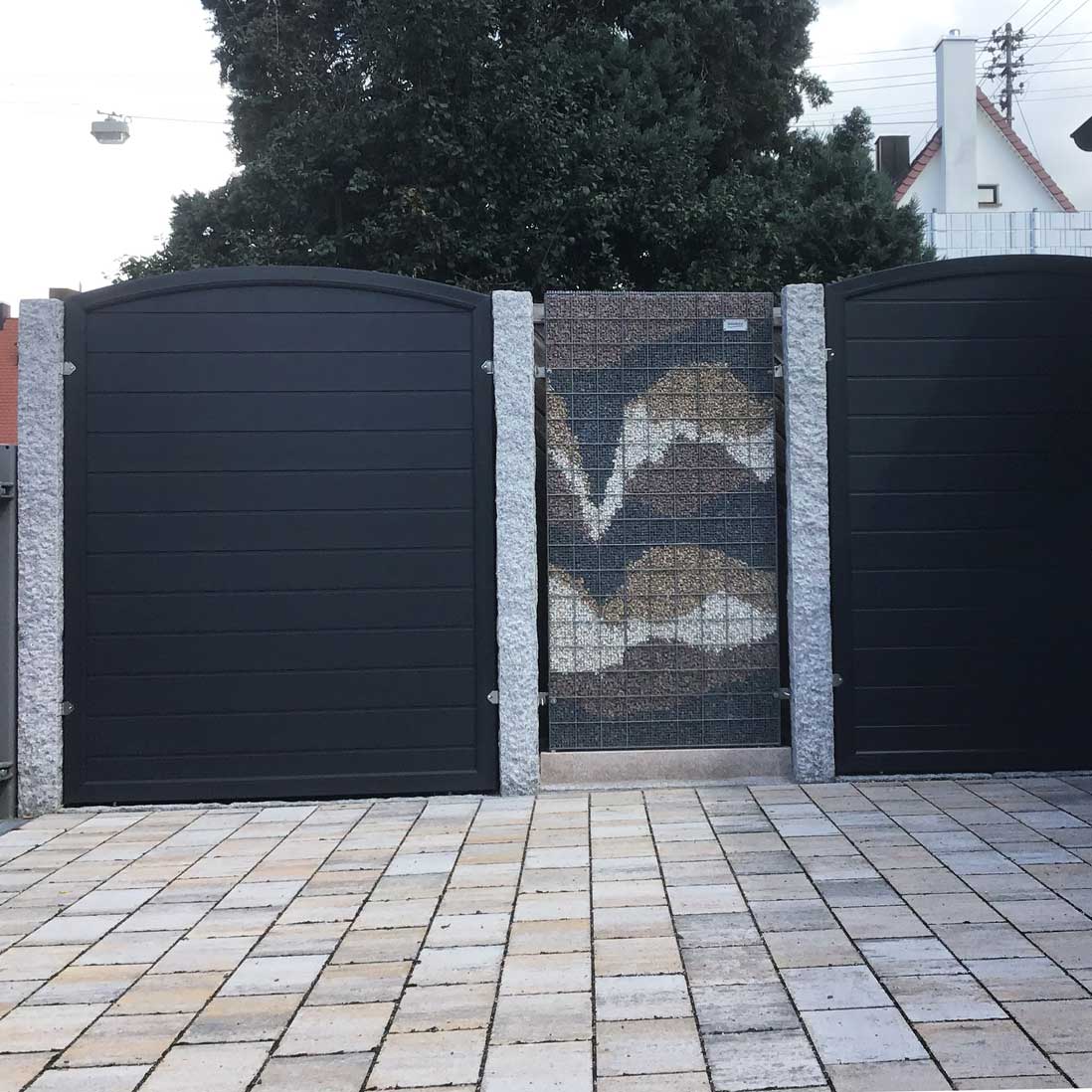 Sichtschutzzaun aus Kunststoff PVC in Anthrazit mit Oberbogen an Steinsäulen montiert