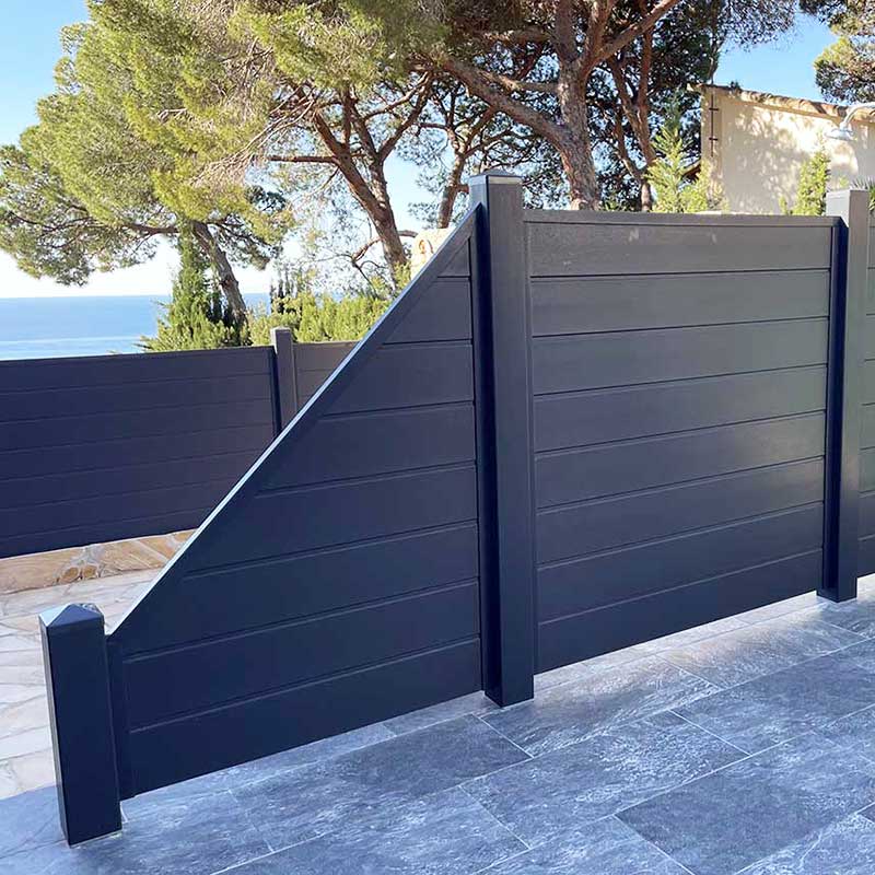 Sichtschutz um eine Terrasse in Grau und Anthrazit mit Rankgitterelementen