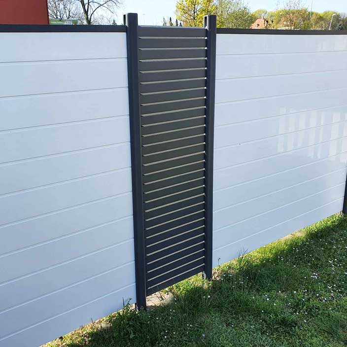 Rhombussichtschutz aus Aluminium und Sichtschutzelement aus Kunststoff in Weiß im Garten