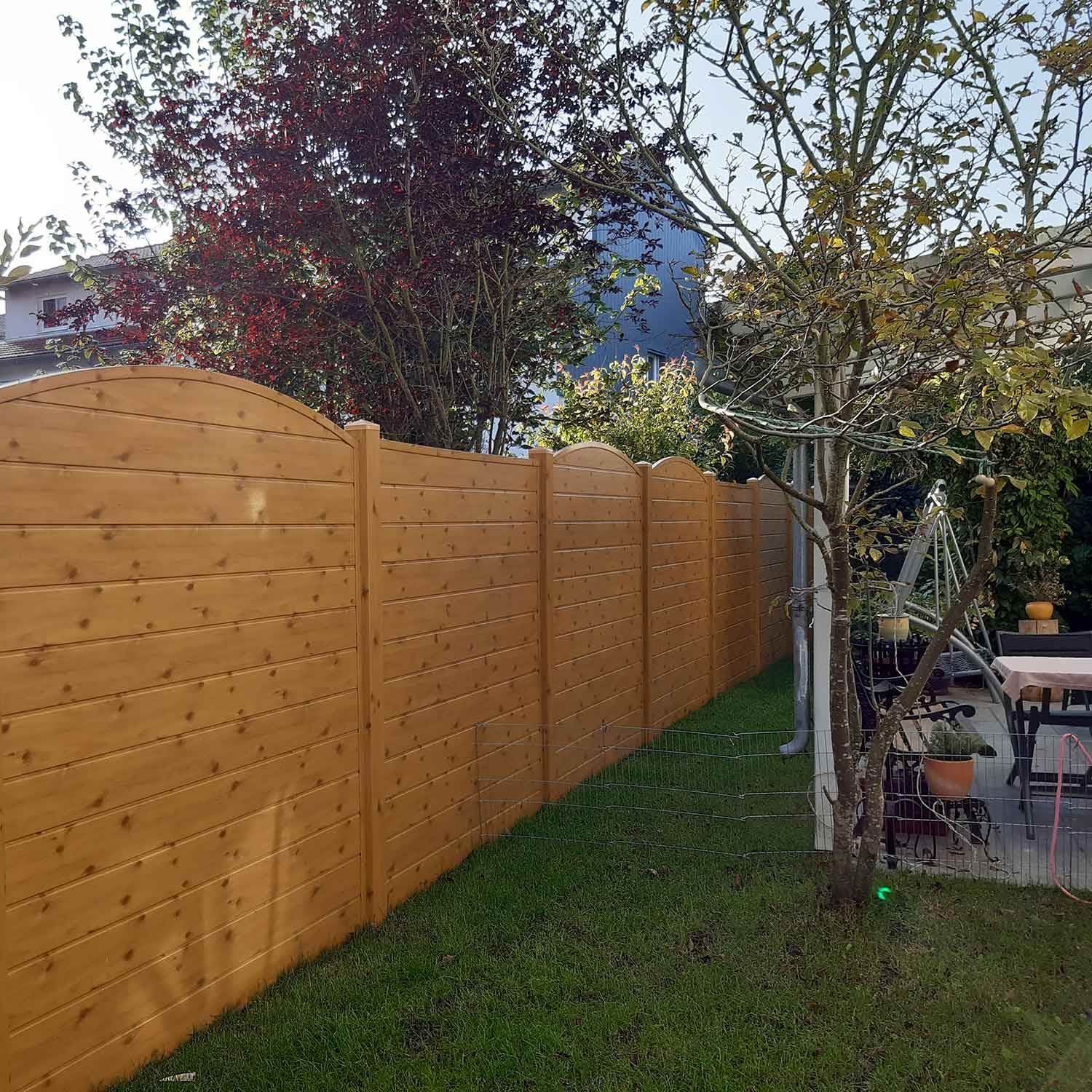 Sichtschutzwand an Gartenterrasse aus Kunststoff PVC in täuschend echter Holzoptik Astfichte