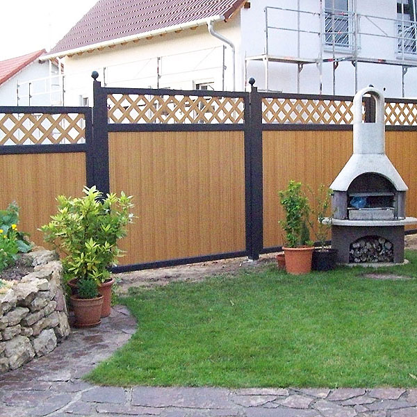 Sichtschutz in Holzoptik Bergkiefer und Anthrazit mit Rankgitter im Garten