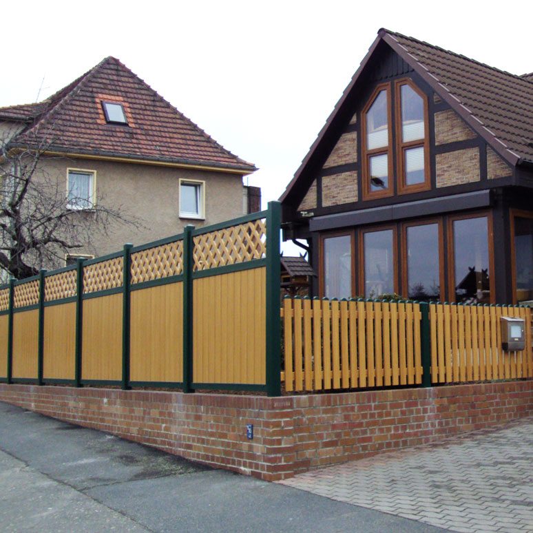 Sichtschutz in Holzoptik Bergkiefer und Moosgrün mit Rankgitter im Garten mit Lattenzaun 