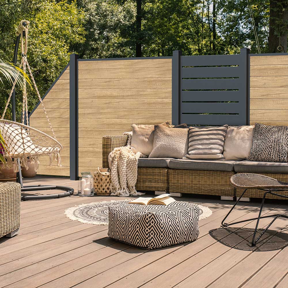 stylische Terrasse mit Sichtschutz in Holzoptik Desert Oak und Anthrazit