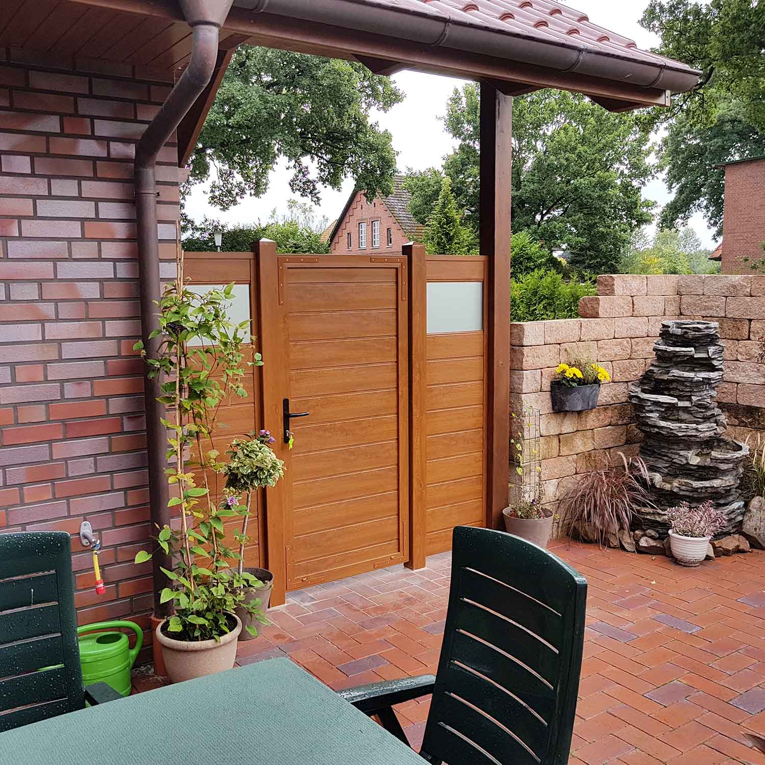 Terrasse mit Sichtschutztür und seitlichem Sichtschutz in Holzoptik aus Kunststoff