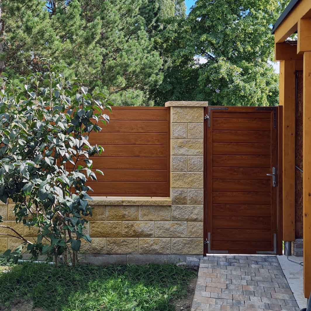 Terrassensichtschutz mit passender Tür in täuschend echter  Holzoptik Golden Oak