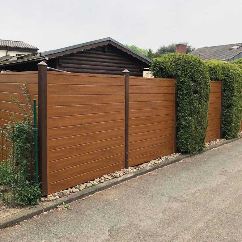 Sichtschutzzaun in echter Holzoptik Golden Oak im Garten aus Kunststoff PVC anstatt WPC