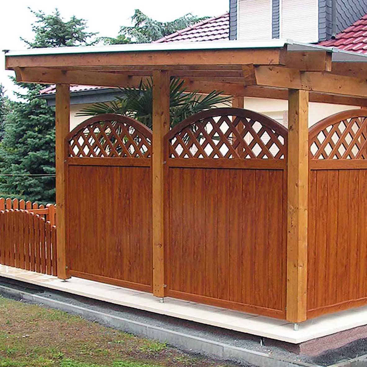 Sichtschutzzaun aus Kunststoff PVC in Golden Oak  mit Oberbogen auf einer überdachten Terrasse
