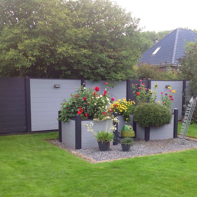 Sichtschutzzaun im Garten mit passendem Hochbeet aus Kunststoff in Grau und Anthrazit
