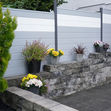 Sichtschutzzaun in Grau mit Weißem Streifen aus Kunststoff auf Terrasse