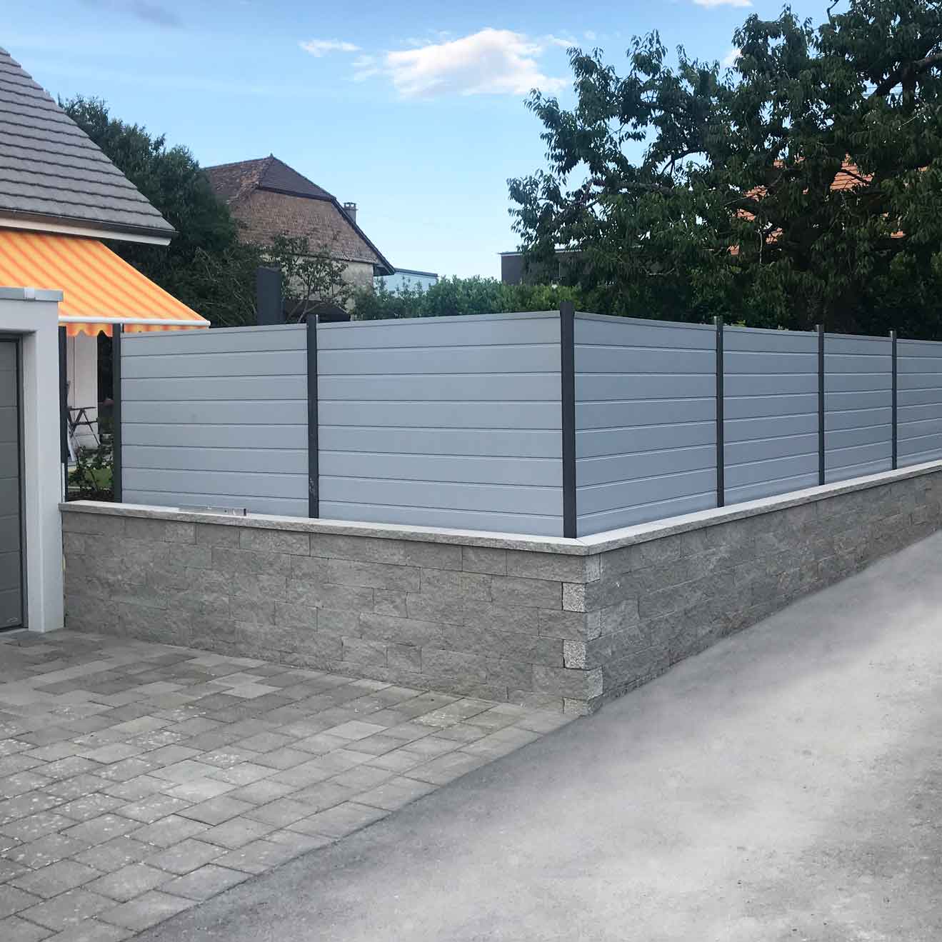 Sichtschutzwand in Grau mit Aluminiumpfosten
