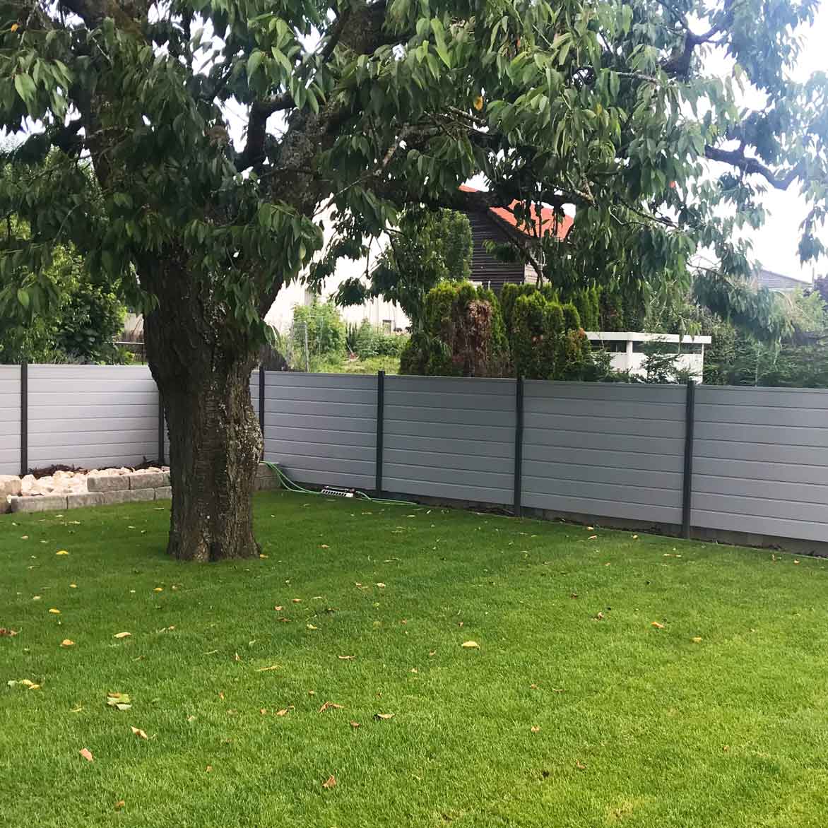 Sichtschutzzaun aus Kunststoff PVC in Grau für den Garten
