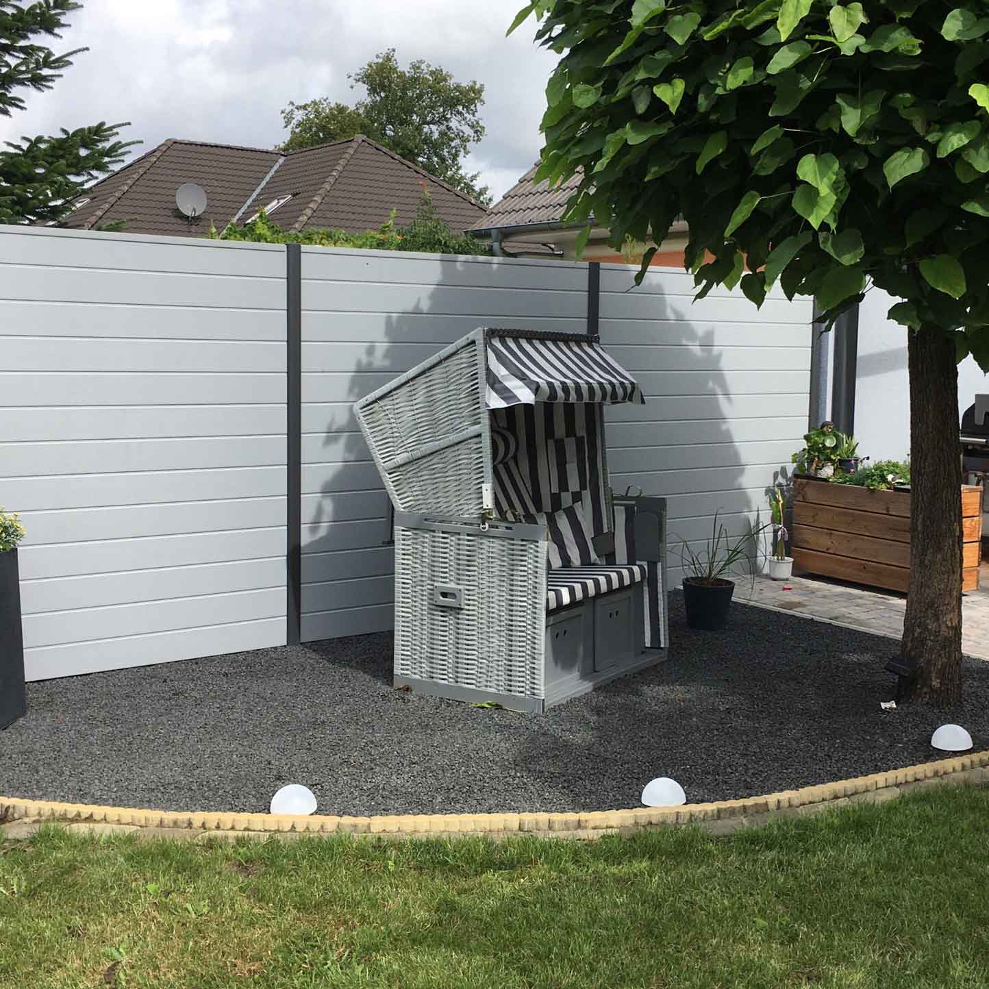 Sichtschutzzaun an einer Terrasse aus Kunststoff PVC in Grau