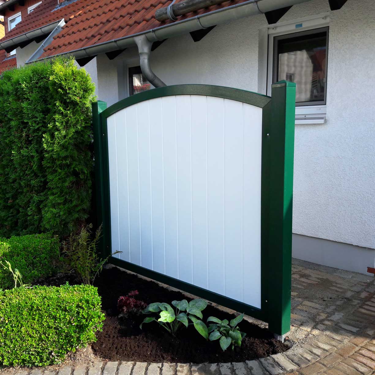 Sichtschutzzaun aus Kunststoff PVC in Weiß mit grünem Rahmen und Pfosten, sehr stabil am Hauseingang