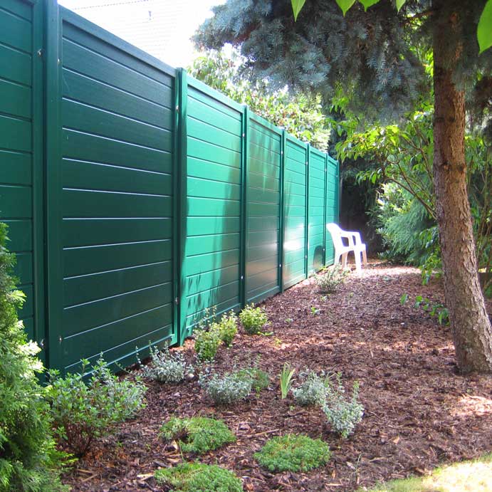 Sichtschutzwand aus Kunststoff im Garten in Moosgrün