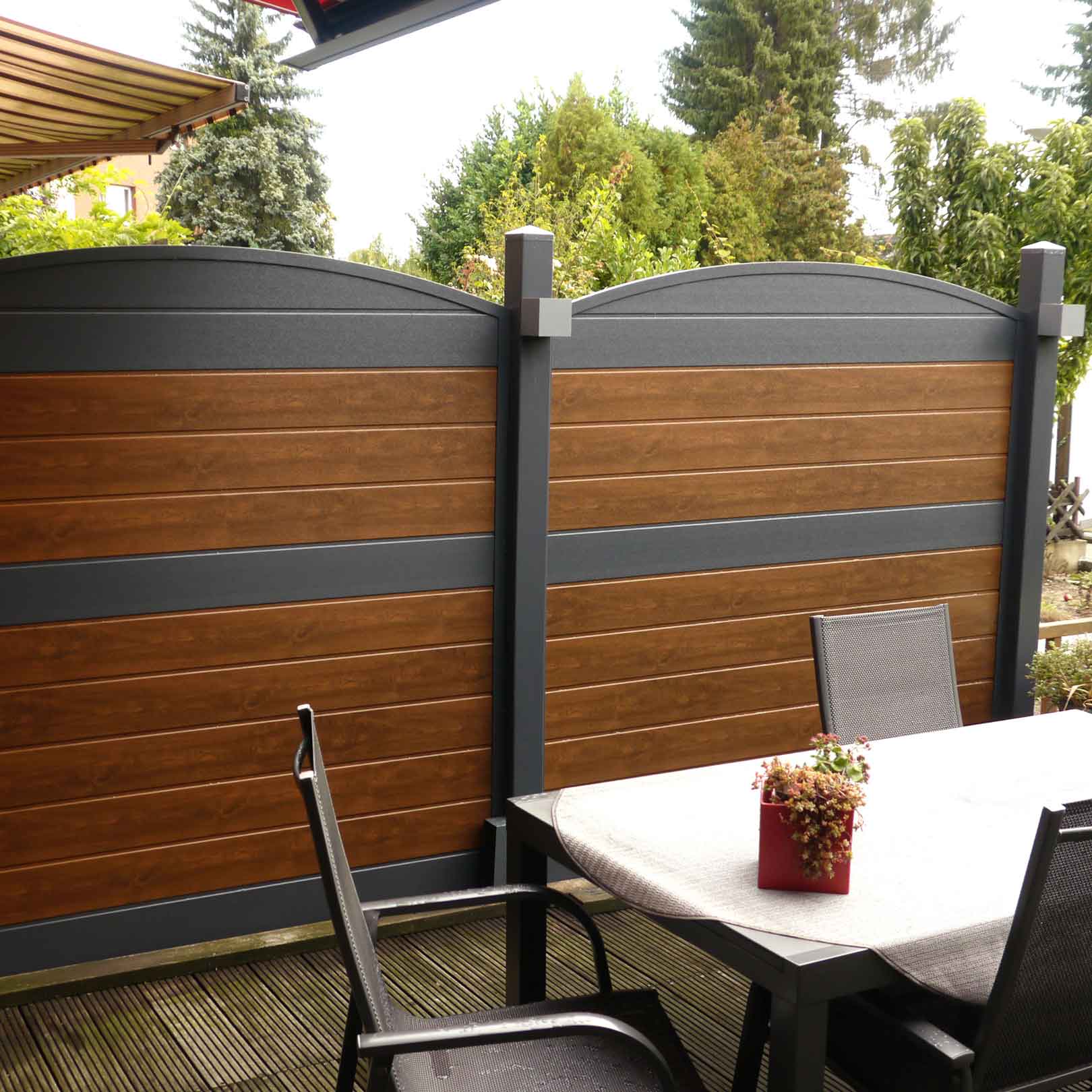 Sichtschutzzaun aus Kunststoff PVC in Nussbaum und Anthrazit auf einer Terrasse