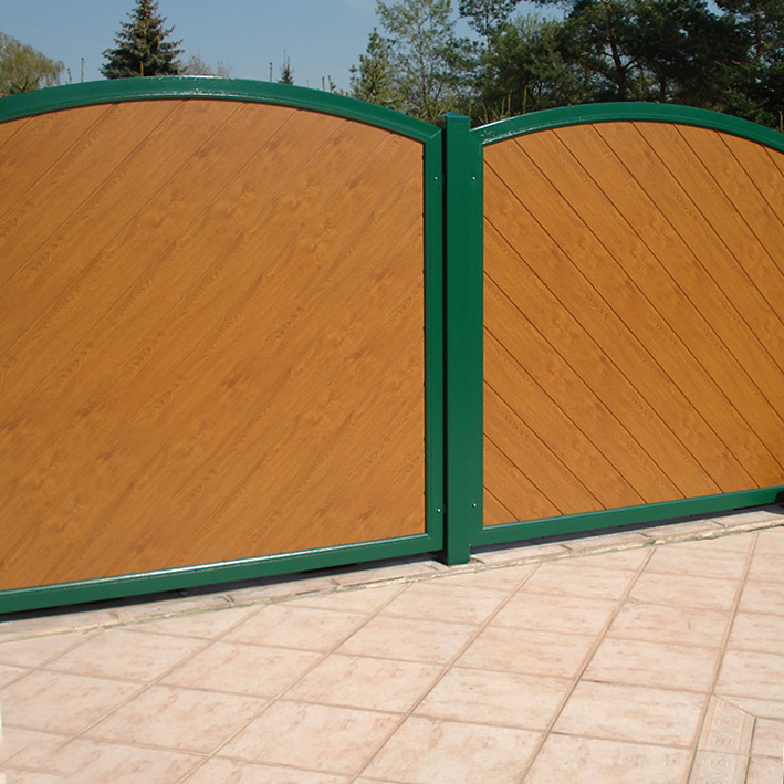 Sichtschutzzaun aus Kunststoff PVC in Holzoptik Golden Oak mit stabiler Umrahmung in Moosgrün