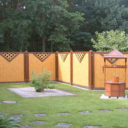 Sichtschutz in Holzoptik Astfichte Nussbaum mit Rankgitter Design im Garten