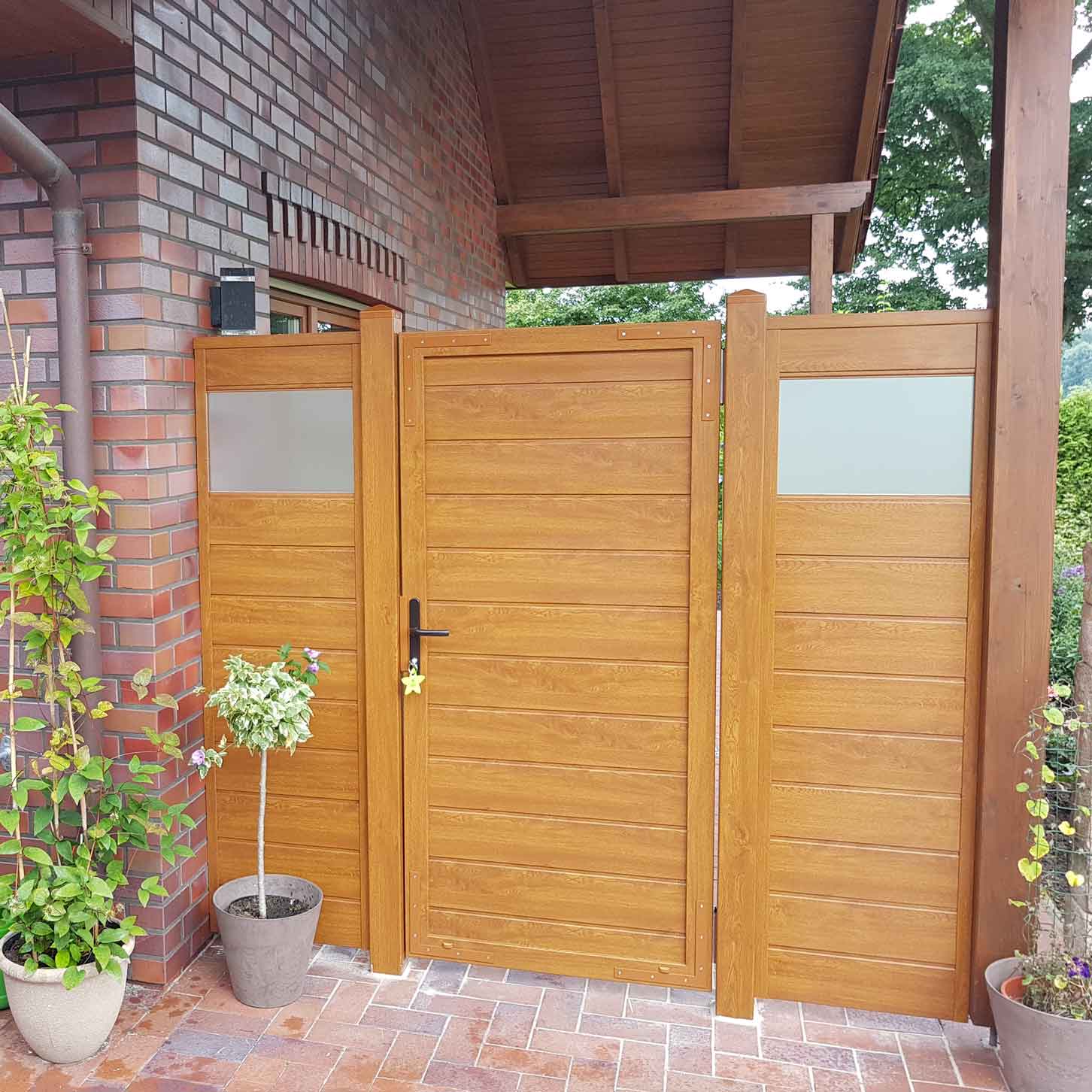 Sichtschutztür in Holzoptik Golden Oak mit Sichtschutzzaun an Terrassen