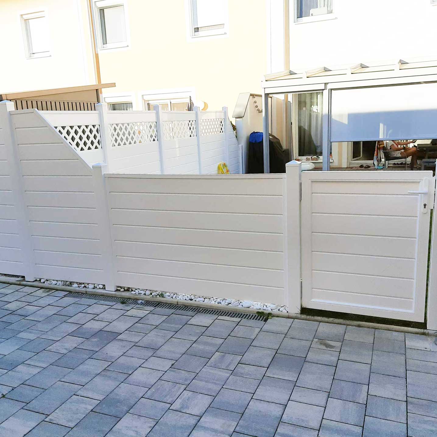 hochwertiger Terrassensichtschutz mit kleiner Tür in weiß