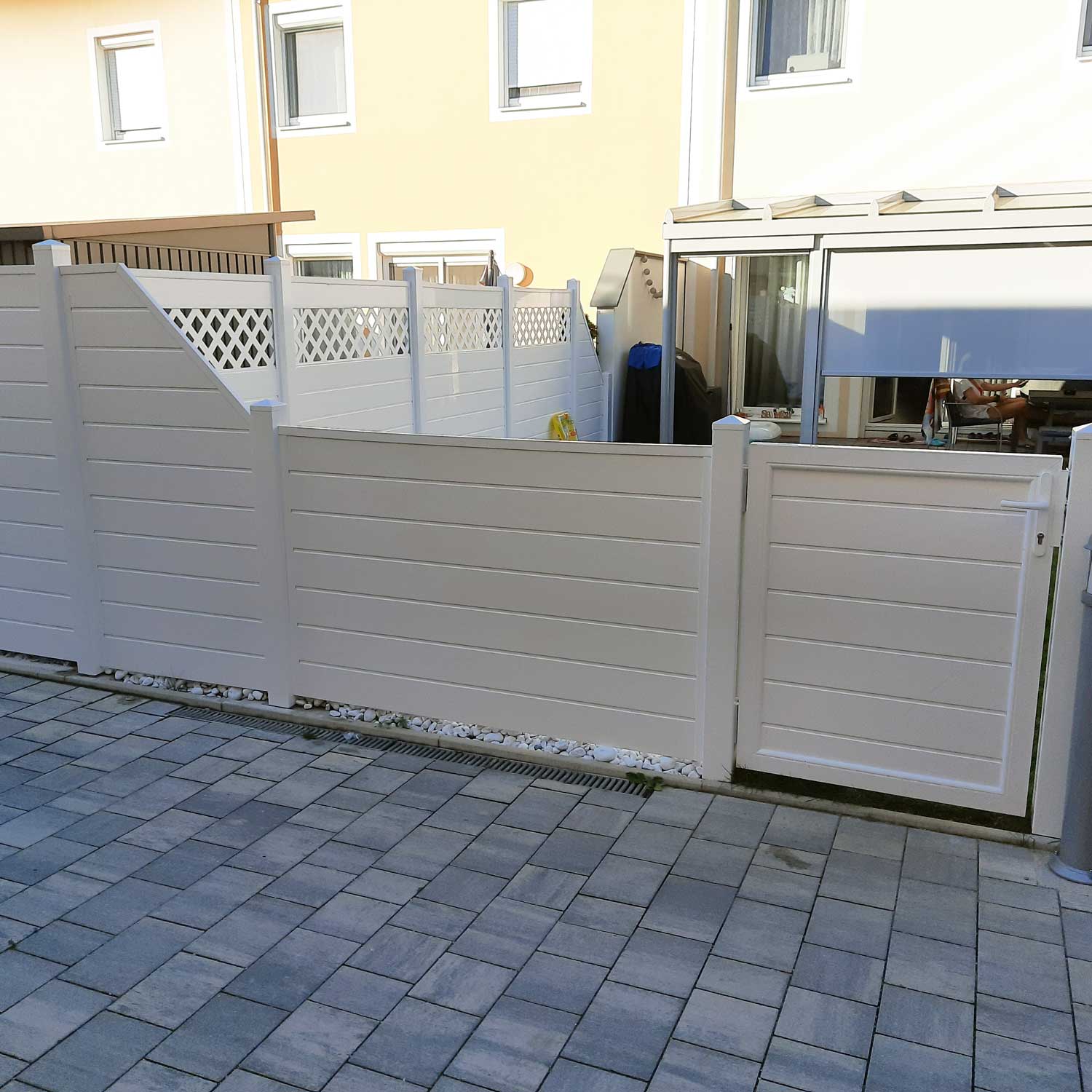 Terrassensichtschutzwand mit verschiedenen Elementen und kleiner Tür aus Kunststoff PVC  in Weiß
