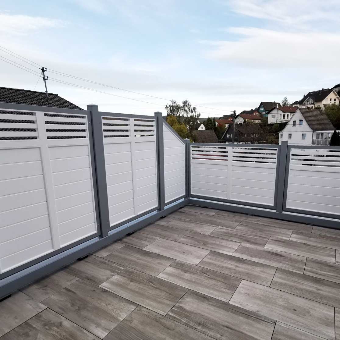 Sichtschutz für Dachterrasse aus hochwertigen Kunststoff PVC in Weiß und Grau mit Rhombusleisten