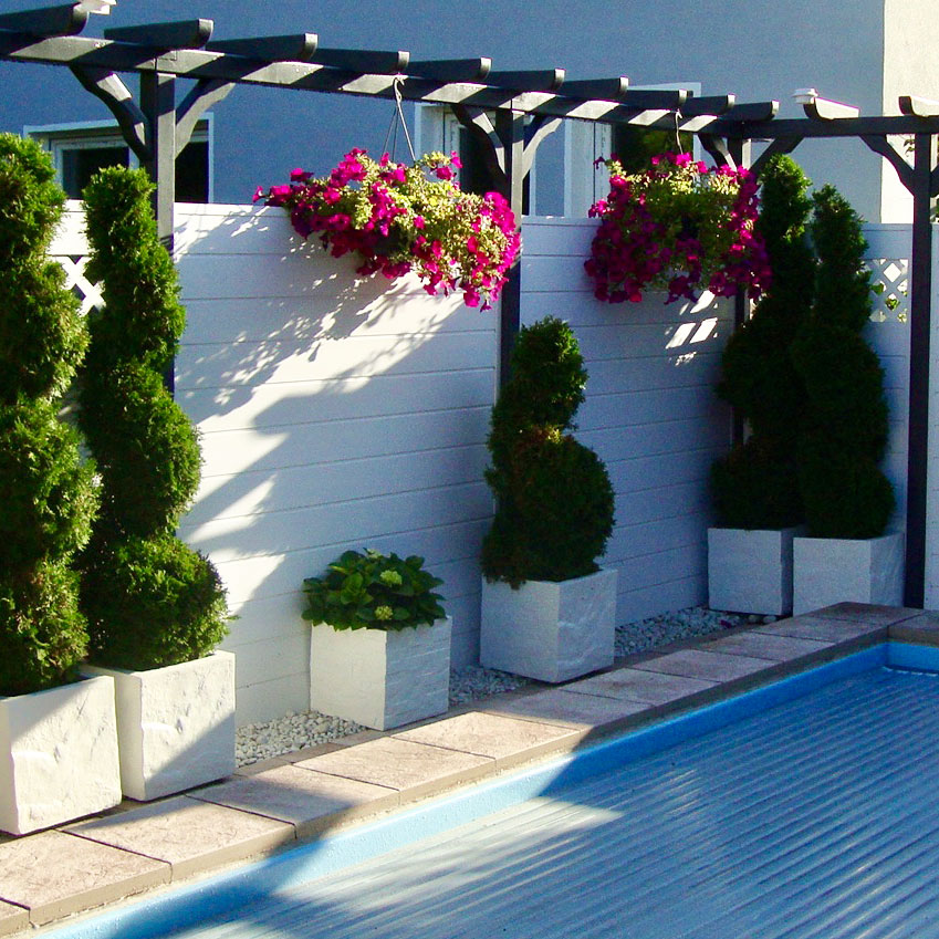 Sichtschutz in weiß aus Kunststoff am Pool im Garten romantisch