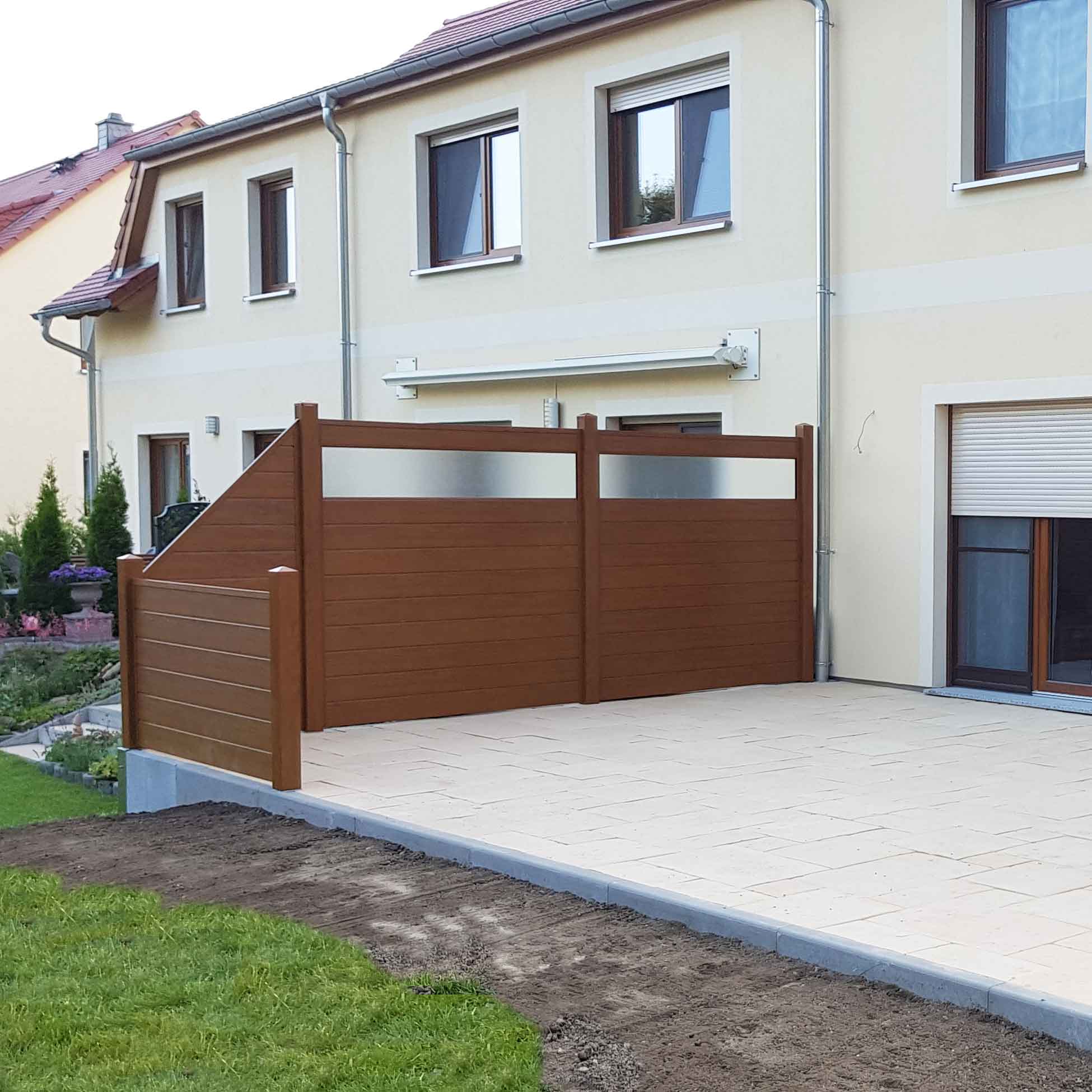 Terrassenichtschutz aus Kunststoff PVC in Holzoptik Golden Oak mit Glaseinsätzen
