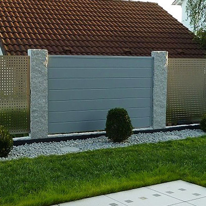 Sichtschutzwand in Grau aus Kunststoff im Garten an Steinsäulen montiert