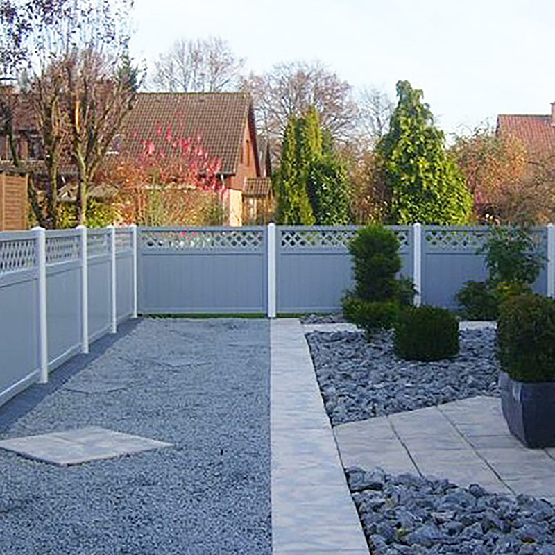 Sichtschutzzaun aus Kunststoff PVC in Grau mit Rankgitter und halber Höhe im Vorgarten