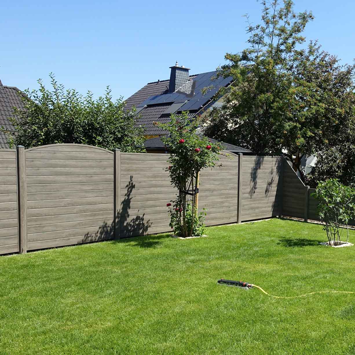 Sichtschutzzaun aus Kunststoff PVC in Monument Oak wie Eiche sägegrau, als lange Trennwand für den Garten