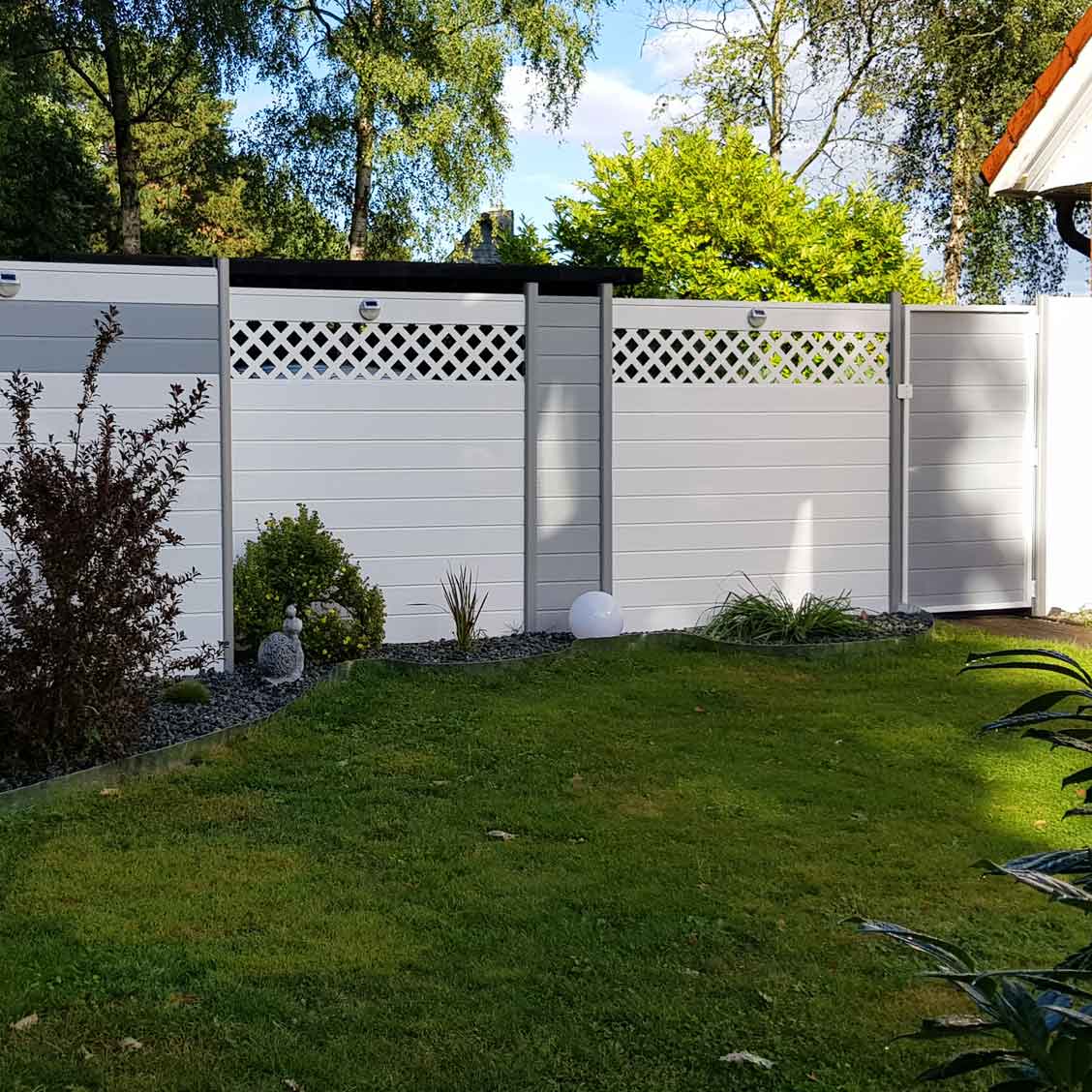Sichtschutzzaun aus Kunststoff PVC in Weiß und Grau als Einzäunung für den Garten