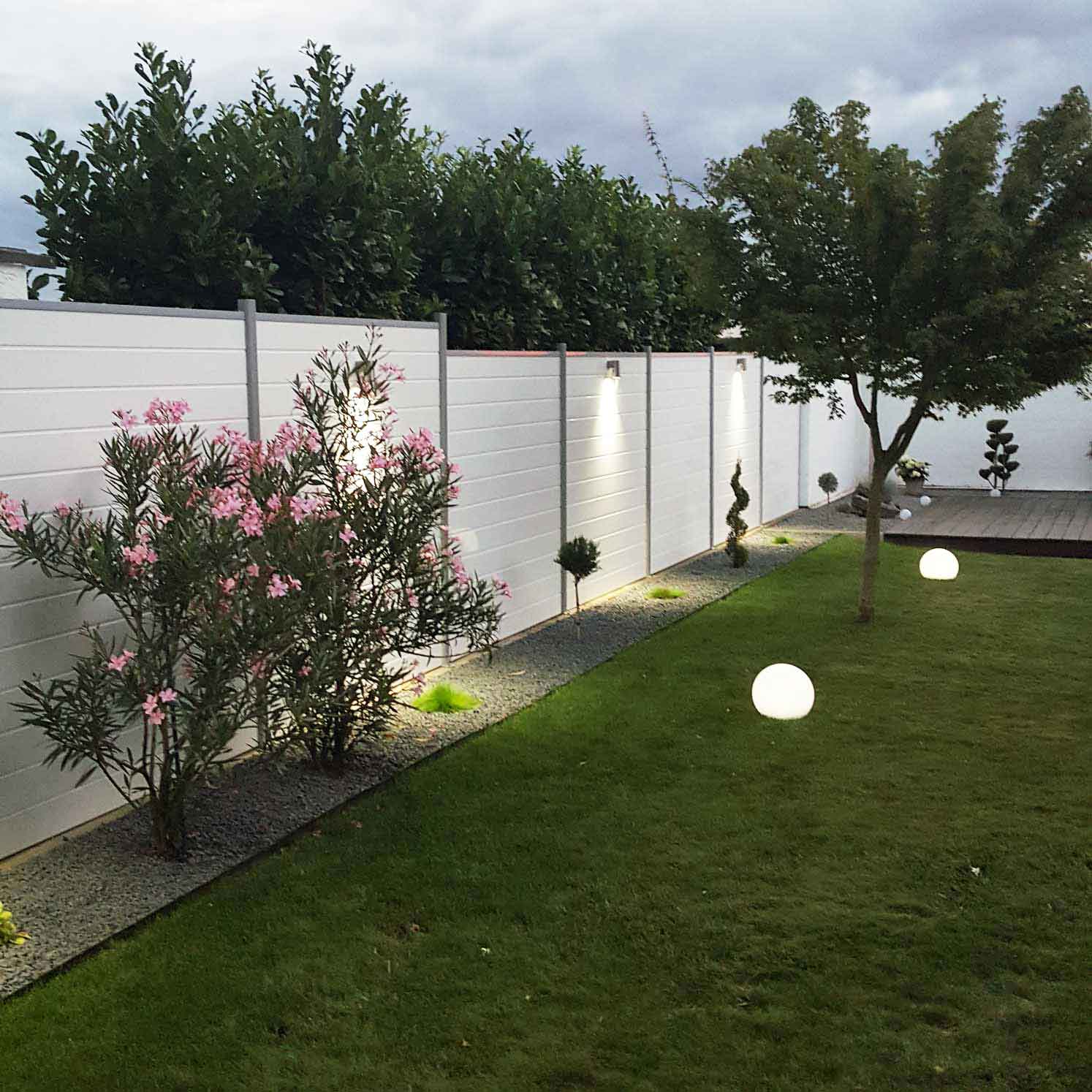 Sichtschutzzaun aus Kunststoff PVC in Weiß im Garten