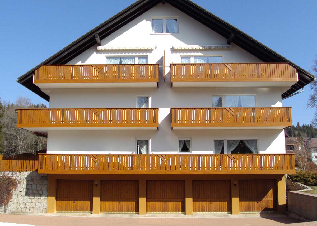 PVC Balkongeländer in Holzoptik – wenn der Balkon die Bühne übernimmt